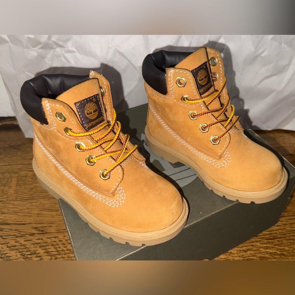 Timberland Classic Wheat Nubuck Boots size 8M